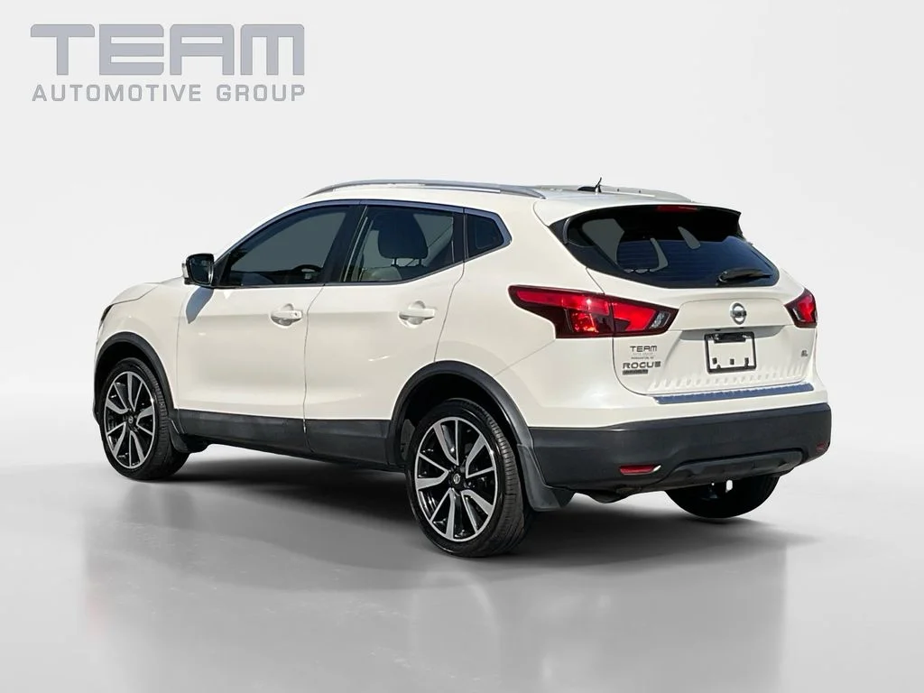 Used 2017 White Nissan SL image 5