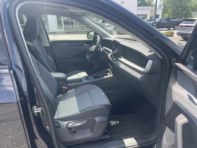 New 2026 Deep Black Pearl Volkswagen 2.0T SE image 7
