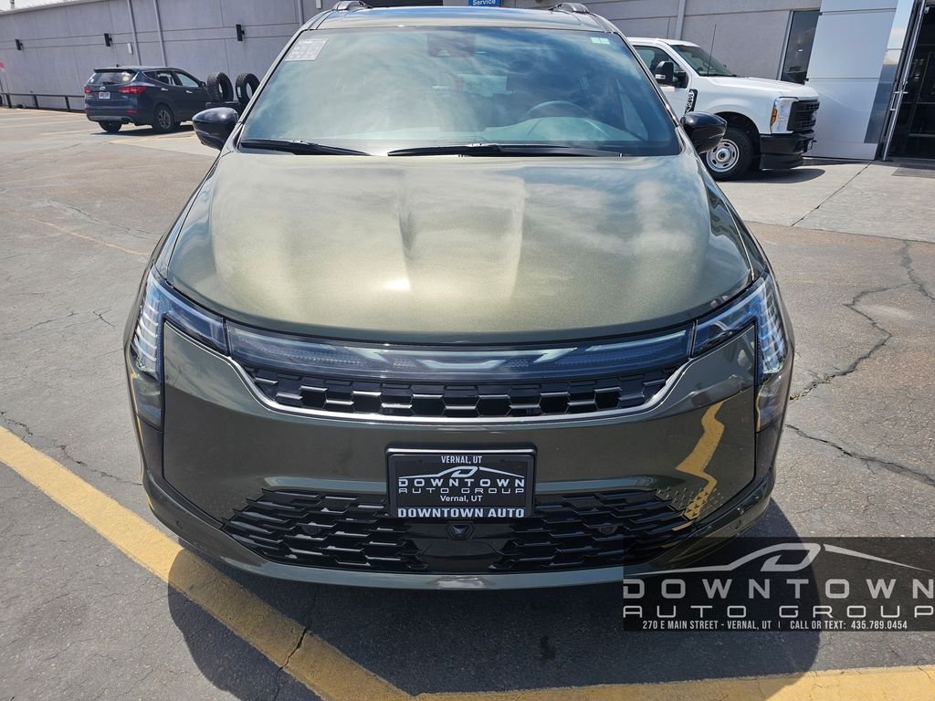 New 2027 Olive Green Pearl-Coat Exterior Paint Chrysler Limited image 8