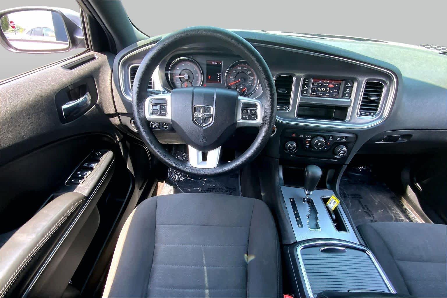 Used 2014 Billet Silver Metallic Clearcoat Dodge SE image 6