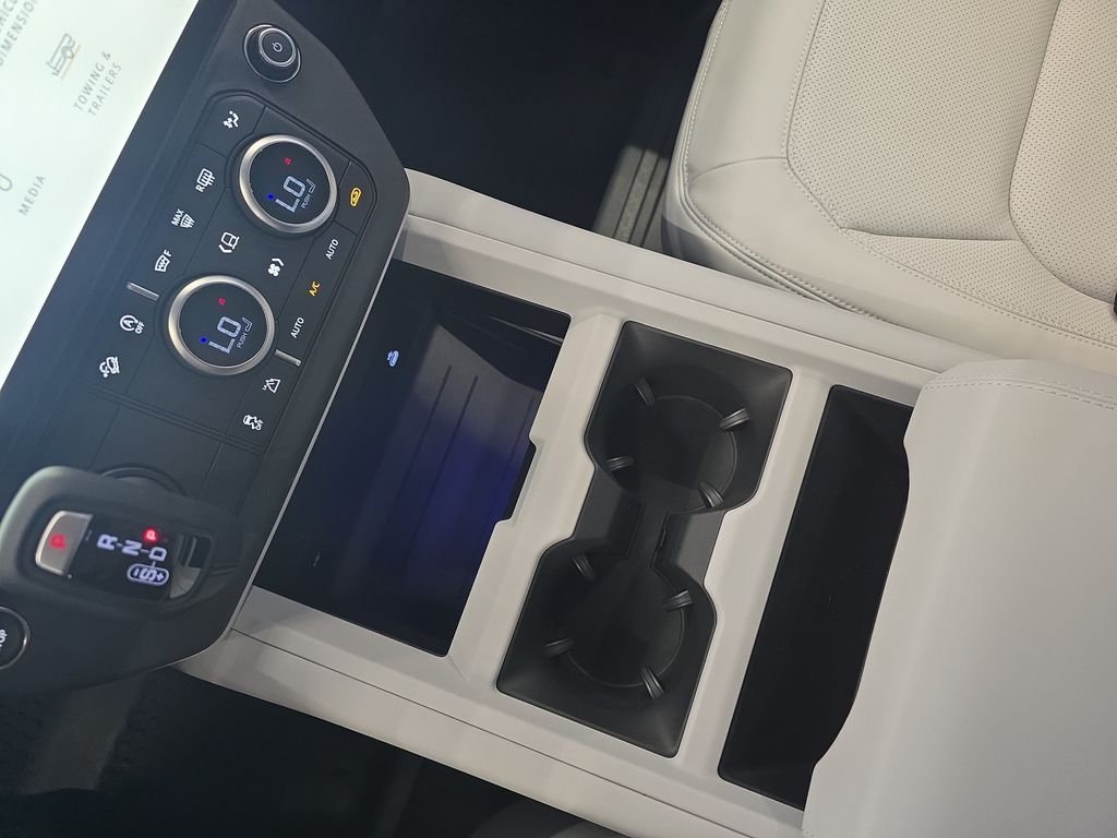 New 2026 Tasman Blue LAND ROVER X-Dynamic SE image 18