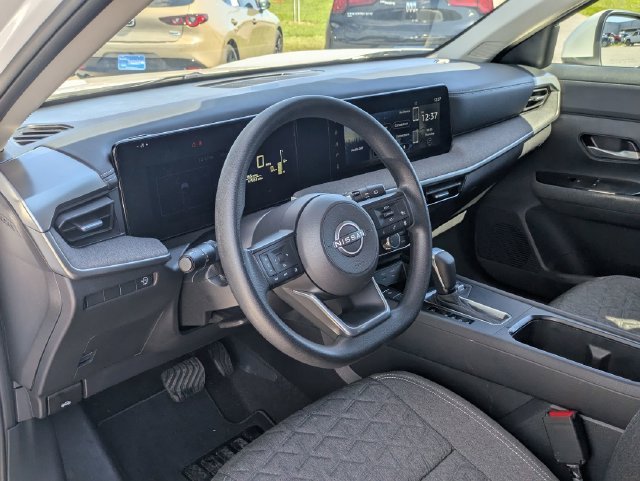 Used 2025 White Nissan SV image 31