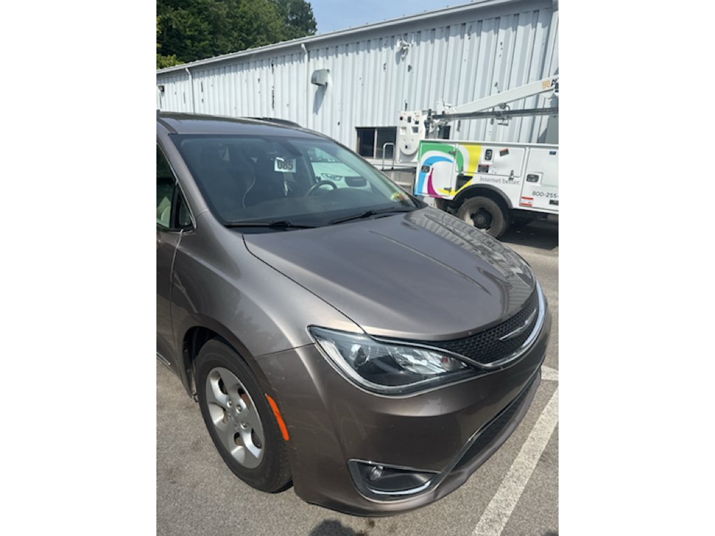 Used 2017 Molten Silver Chrysler Touring-L Plus image 2