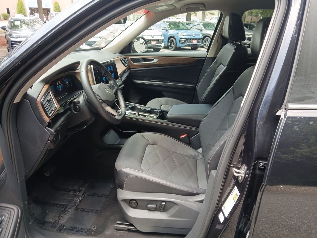 Used 2024 Black Volkswagen 2.0T SE w/Technology image 20