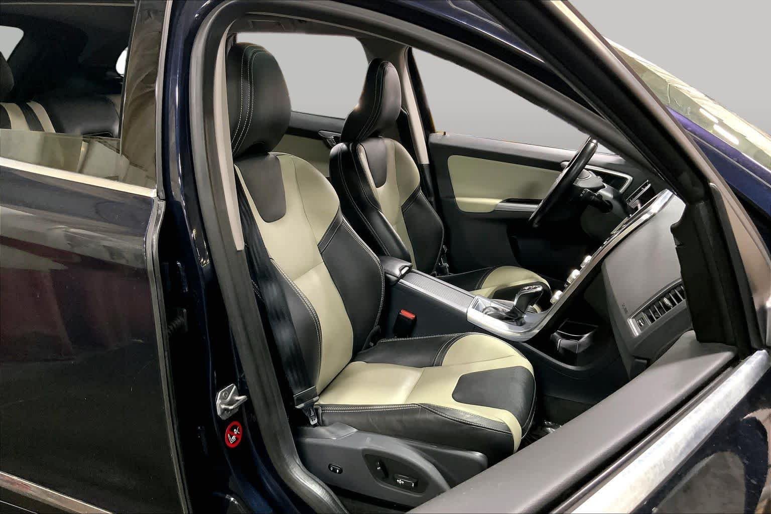 Used 2017 Magic Blue Metallic Volvo Dynamic image 9