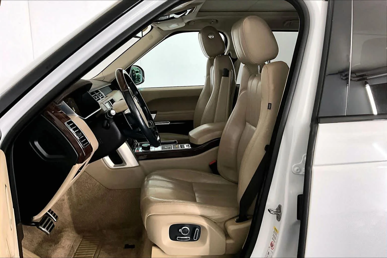Used 2016 Fuji White Land Rover Supercharged image 9