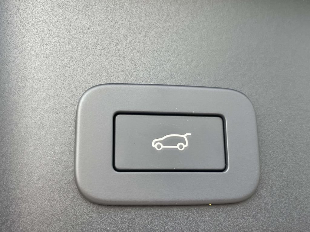 New 2026 Tribeca Blue Land Rover S image 18