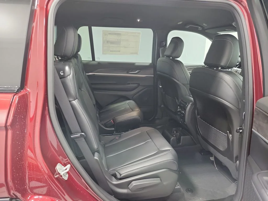 New 2025 Velvet Red Pearl-Coat Exterior Paint Jeep Limited image 10