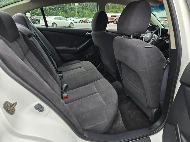 Used 2009 White Nissan 2.5 S image 20