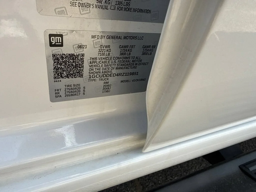 Used 2024 Summit White Chevrolet LT image 39