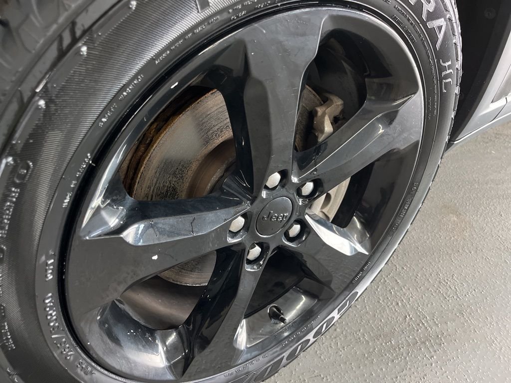 Used 2022 Diamond Black Jeep Altitude image 11