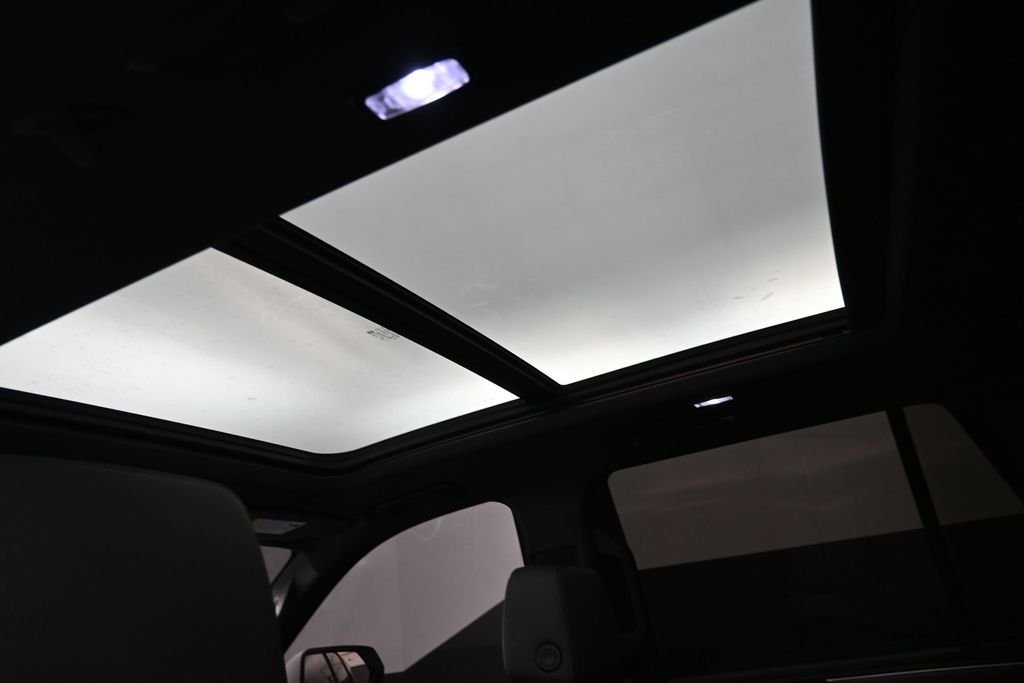 Used 2022 White Chevrolet Z71 image 25