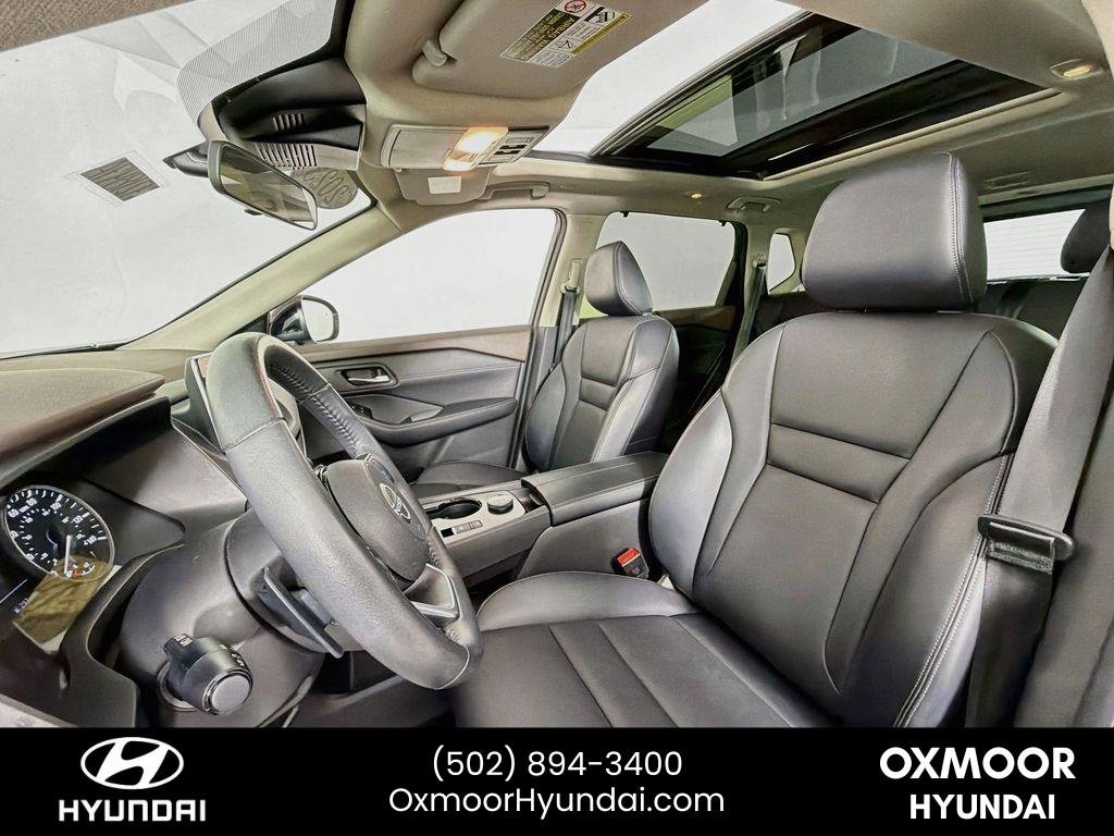 Used 2023 Pearl White Tricoat/Super Black Nissan SV image 20