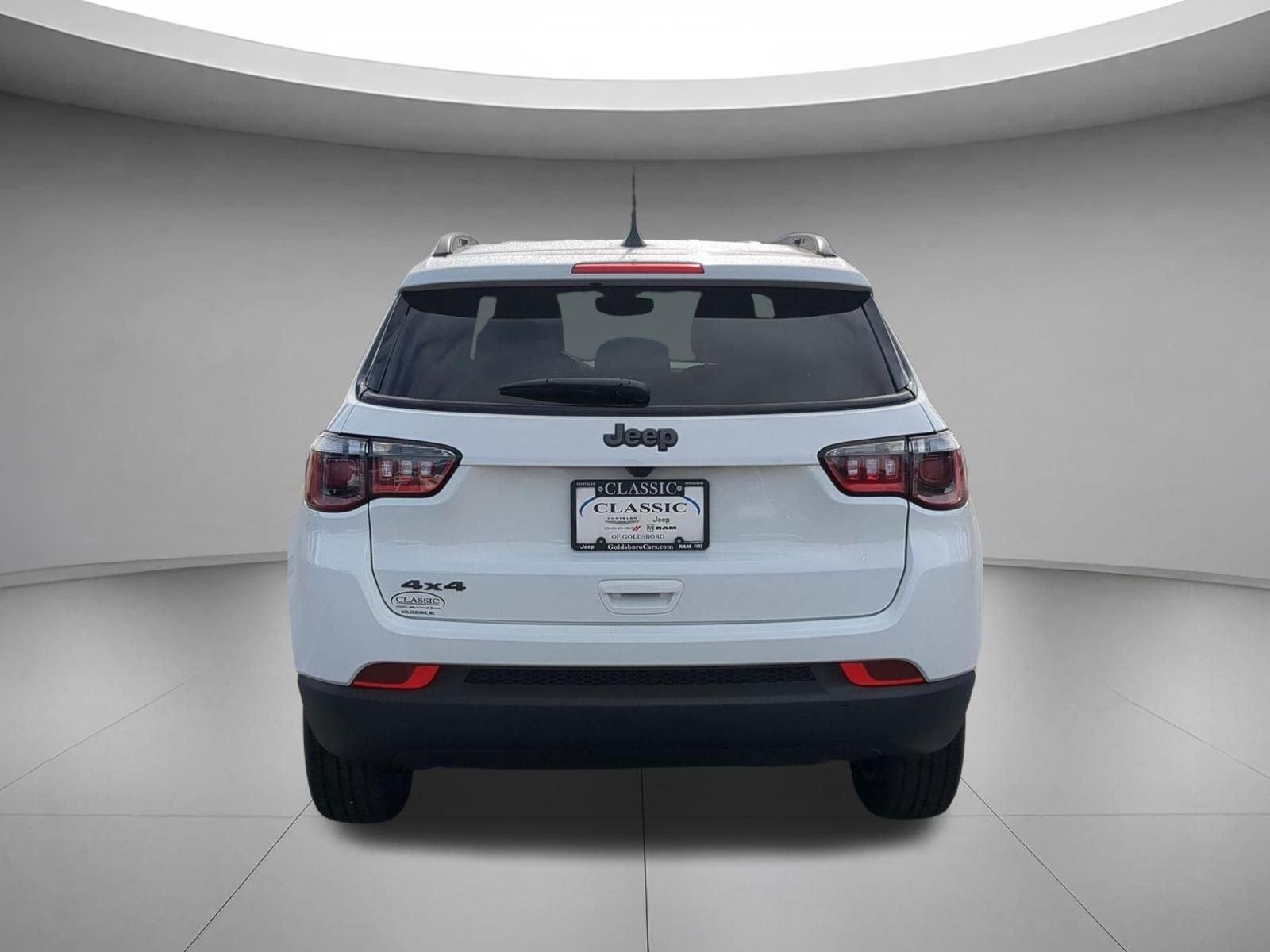New 2026 Bright White Clear-Coat Exterior Paint Jeep Latitude Altitude image 4