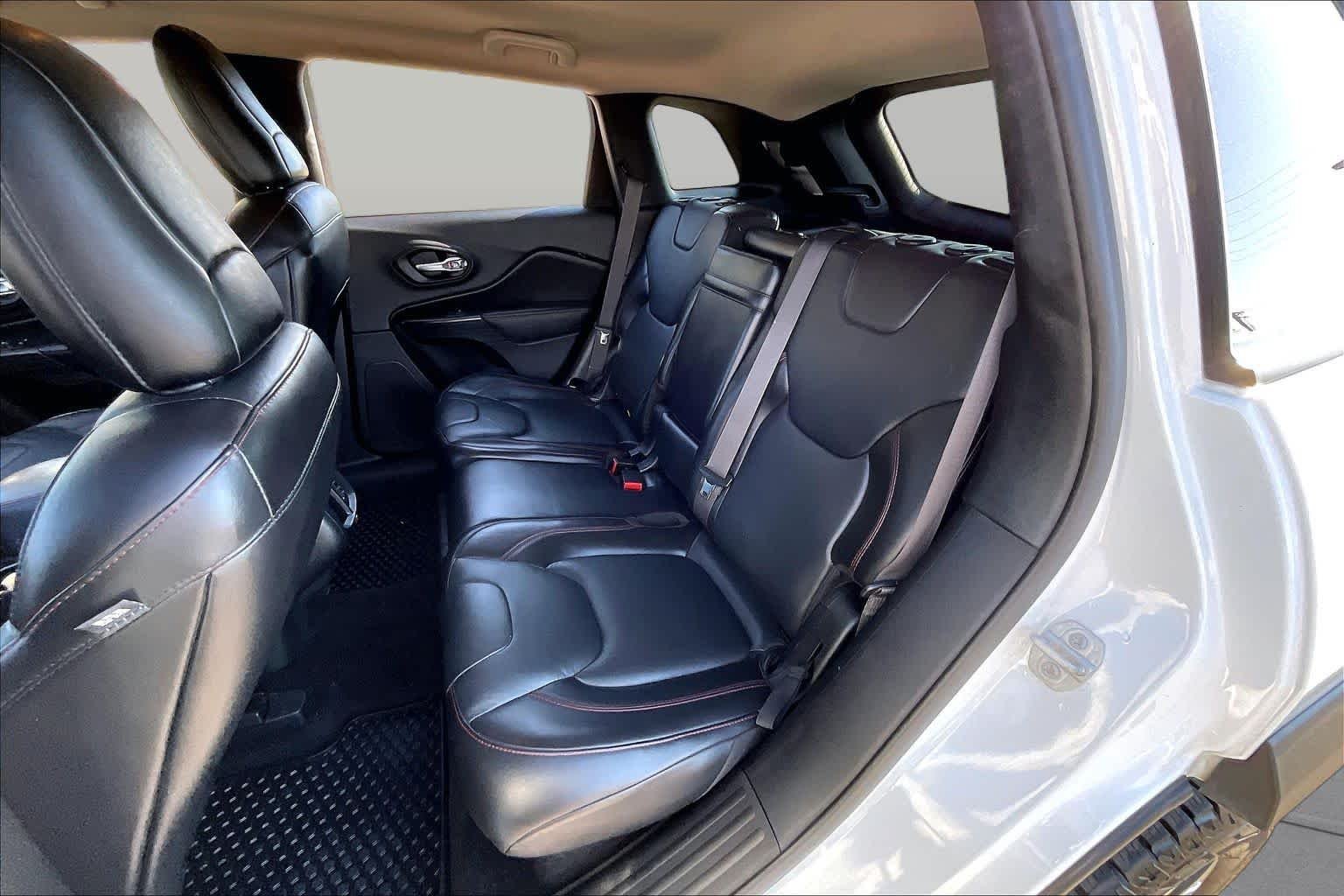 Used 2016 Bright White Clearcoat Jeep Trailhawk image 20