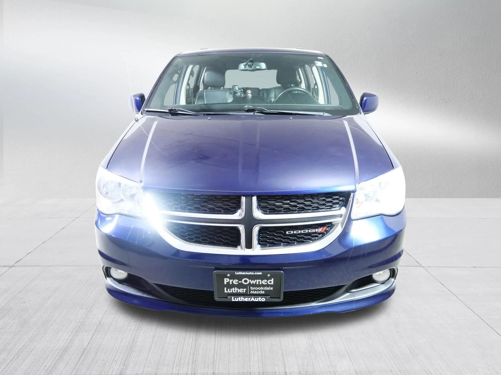 Used 2017 Contusion Blue Pearlcoat Dodge SXT image 2