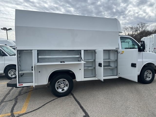 New 2025 Summit White Chevrolet 1WT image 8