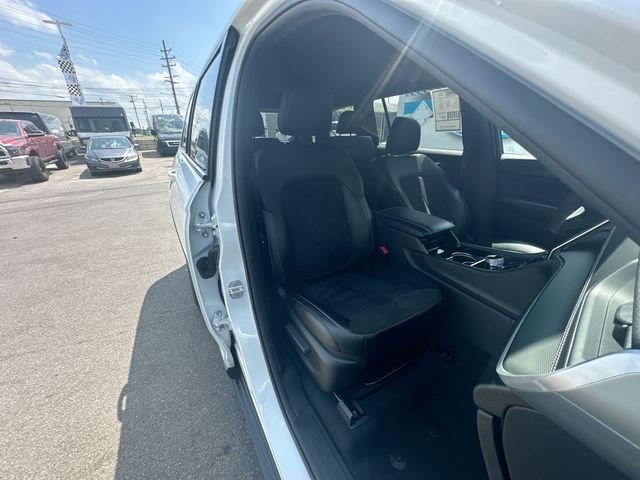 Used 2023 White Jeep Altitude image 27