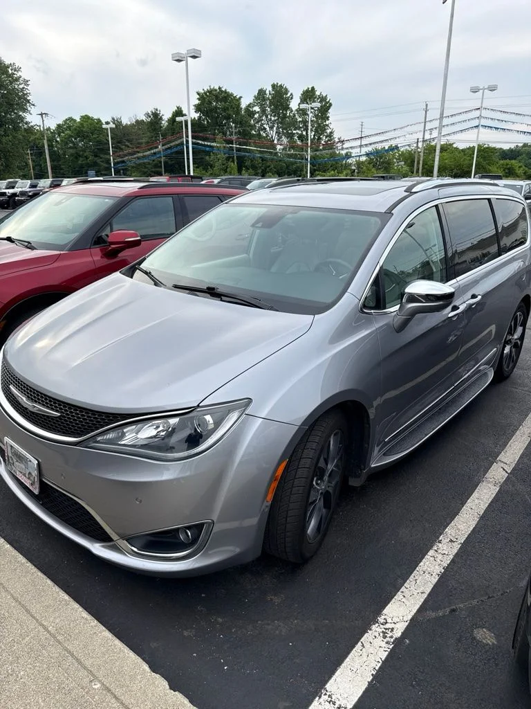 Used 2017 Silver Chrysler Limited image 2