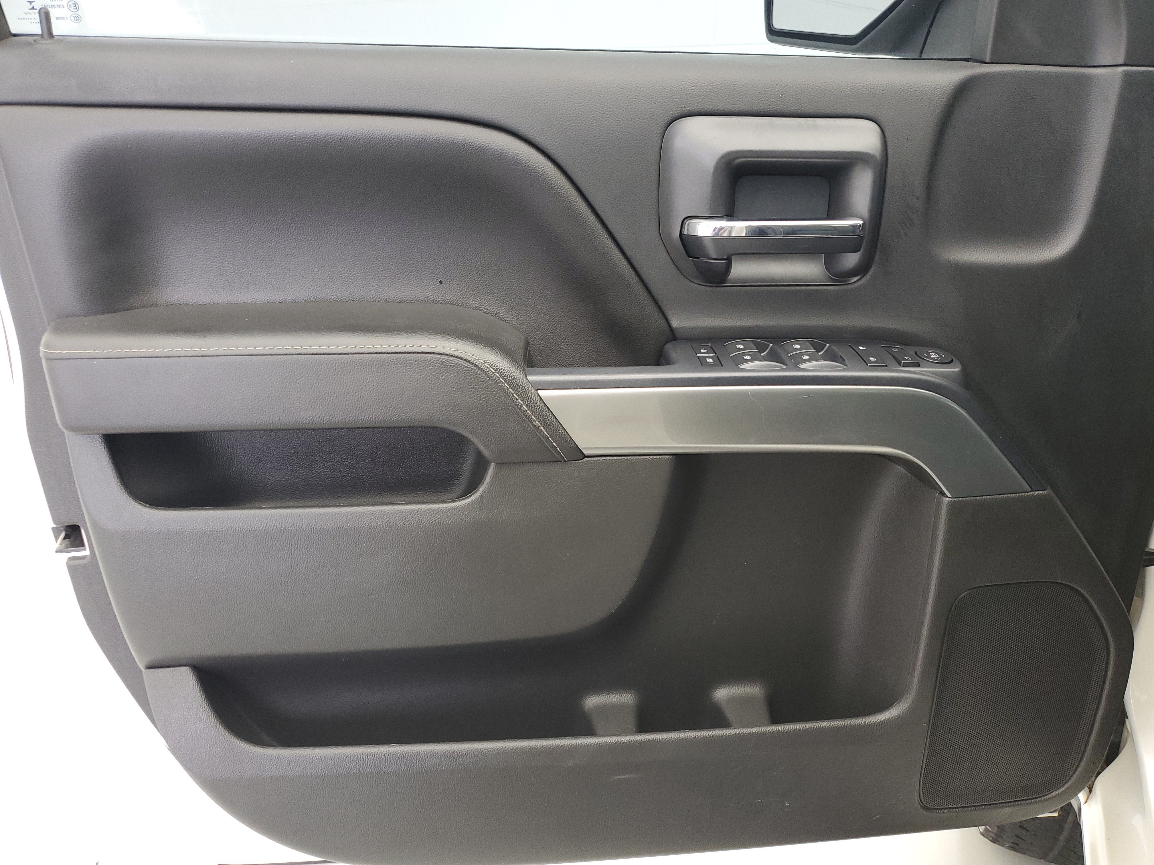 Used 2015 White Diamond Pearl Chevrolet LT image 20