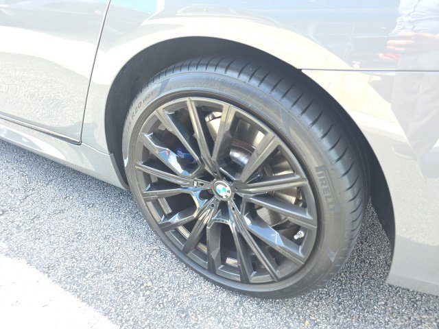 Used 2022 Gray BMW 750i xDrive image 11