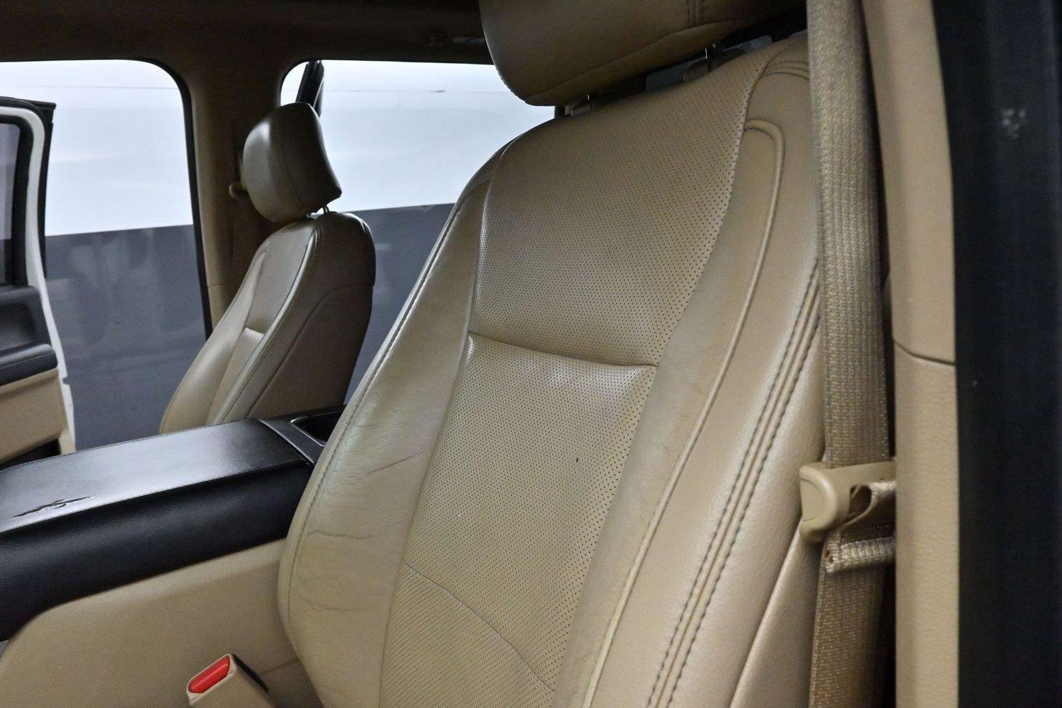Used 2017 White Platinum Metallic Tri-Coat Ford Lariat image 15