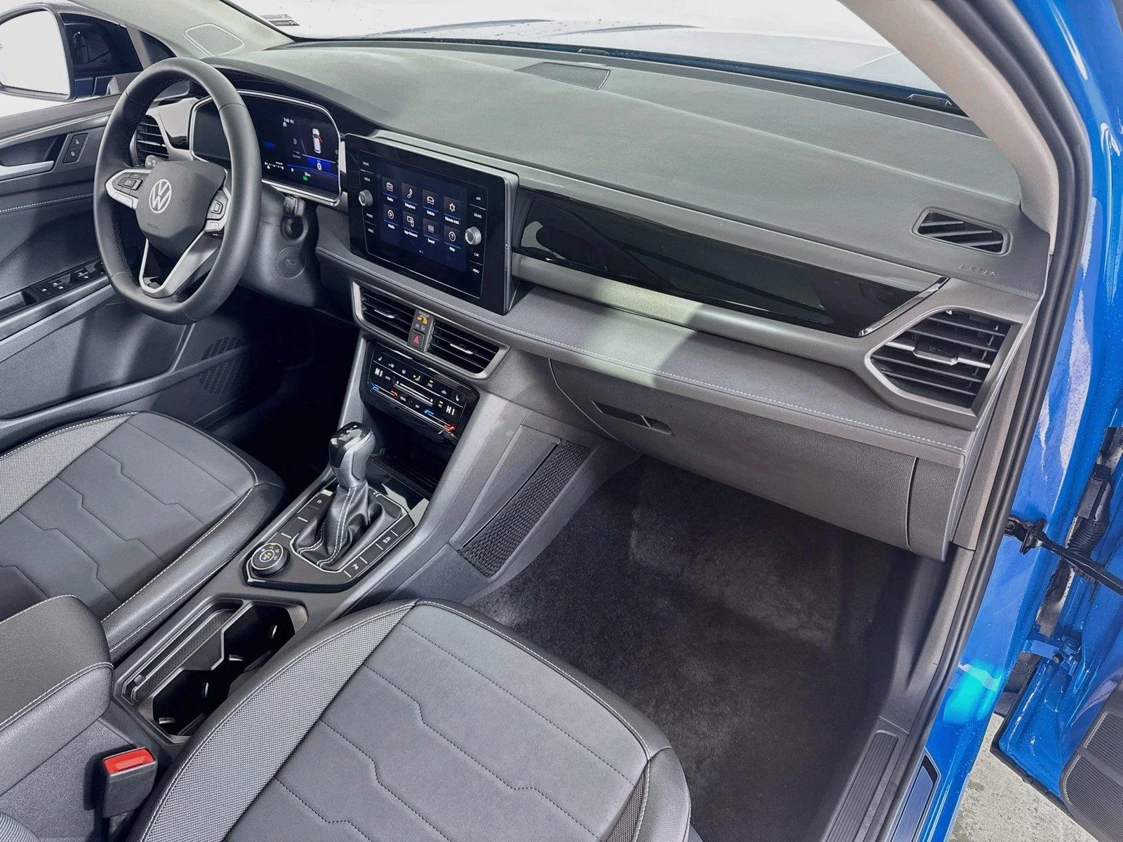 New 2026 Cornflower Blue w/Deep Black Roof Volkswagen SE Black image 28