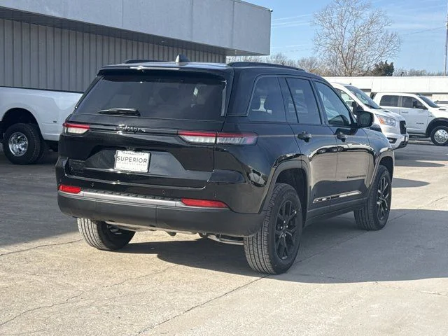 New 2026 Diamond Black Crystal Pearl-Coat Exterior Paint Jeep Altitude image 3