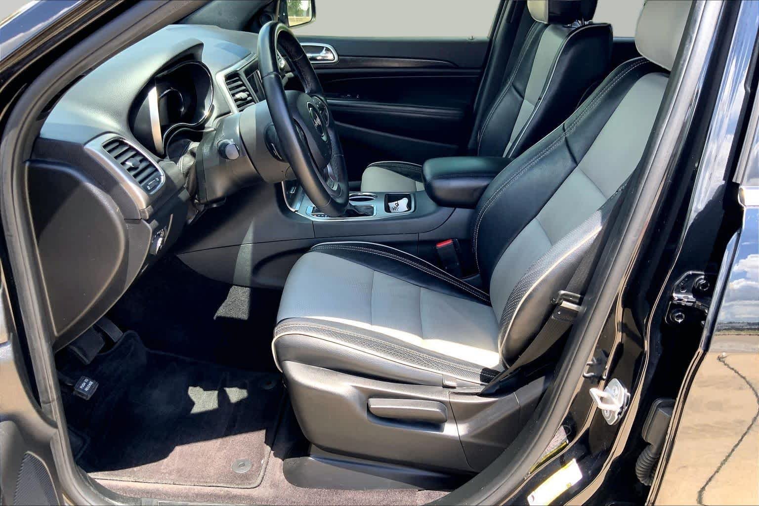 Used 2018 Diamond Black Crystal Pearlcoat Jeep Laredo image 8