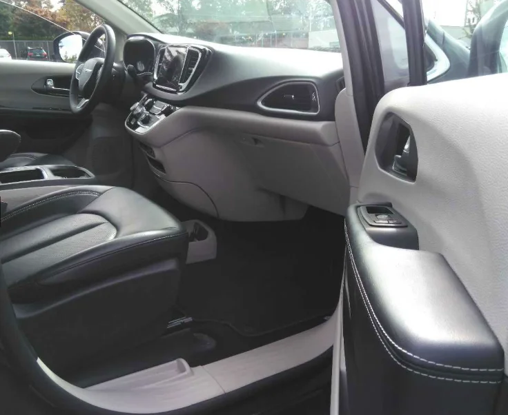 Used 2023 Black Chrysler Touring L image 10