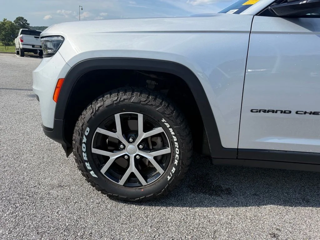Used 2023 Silver Jeep Altitude image 23