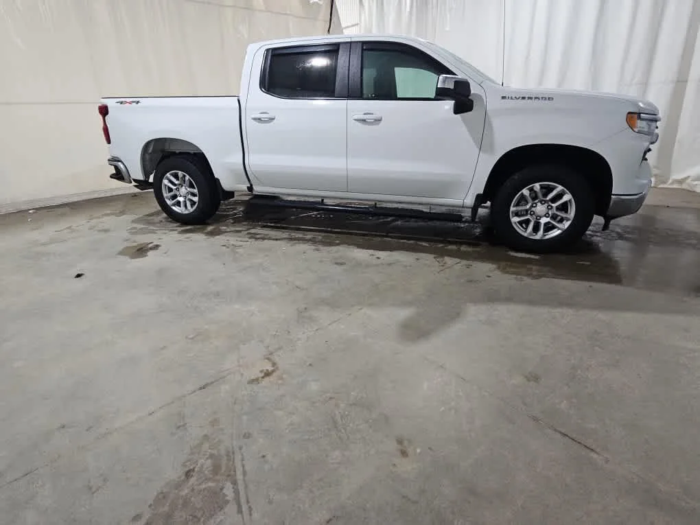 Used 2024 Summit White Chevrolet LT image 10