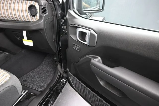 New 2026 Black Clear-Coat Exterior Paint Jeep 85th Anniversary Edition image 26