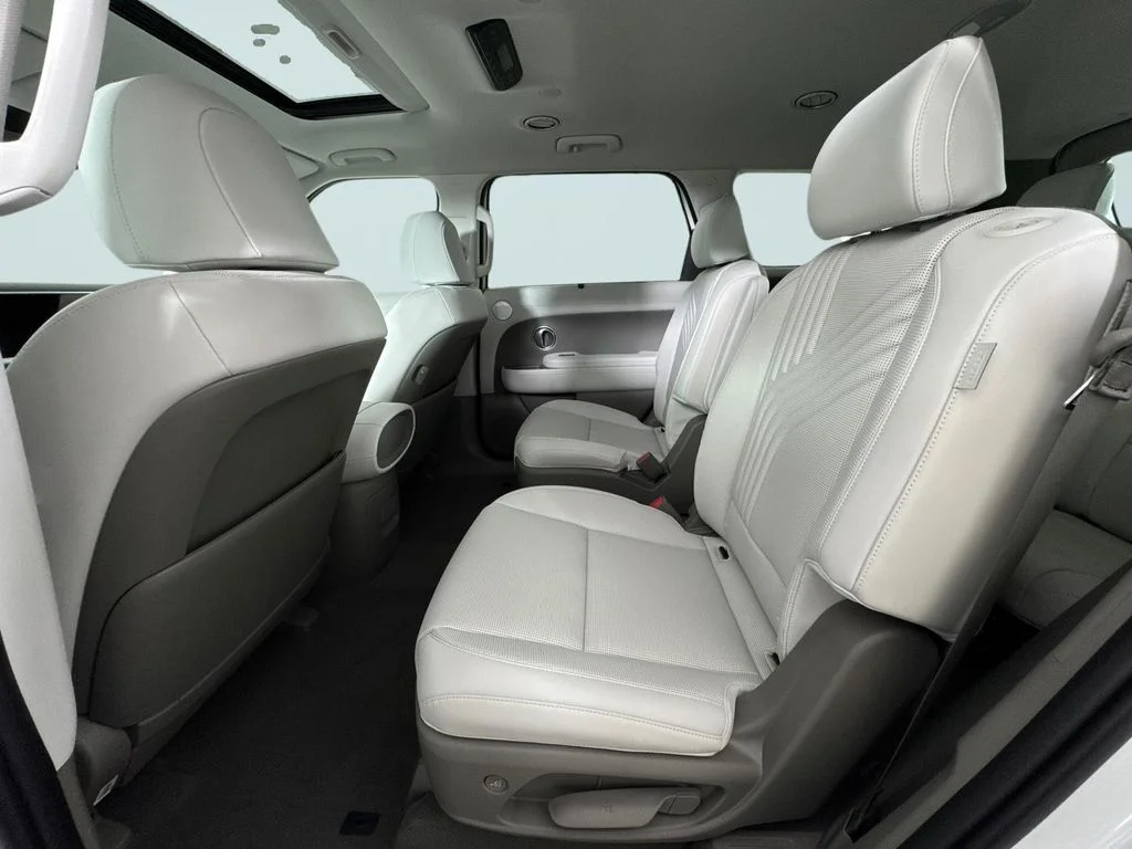 New 2026 White Hyundai SEL Premium image 12
