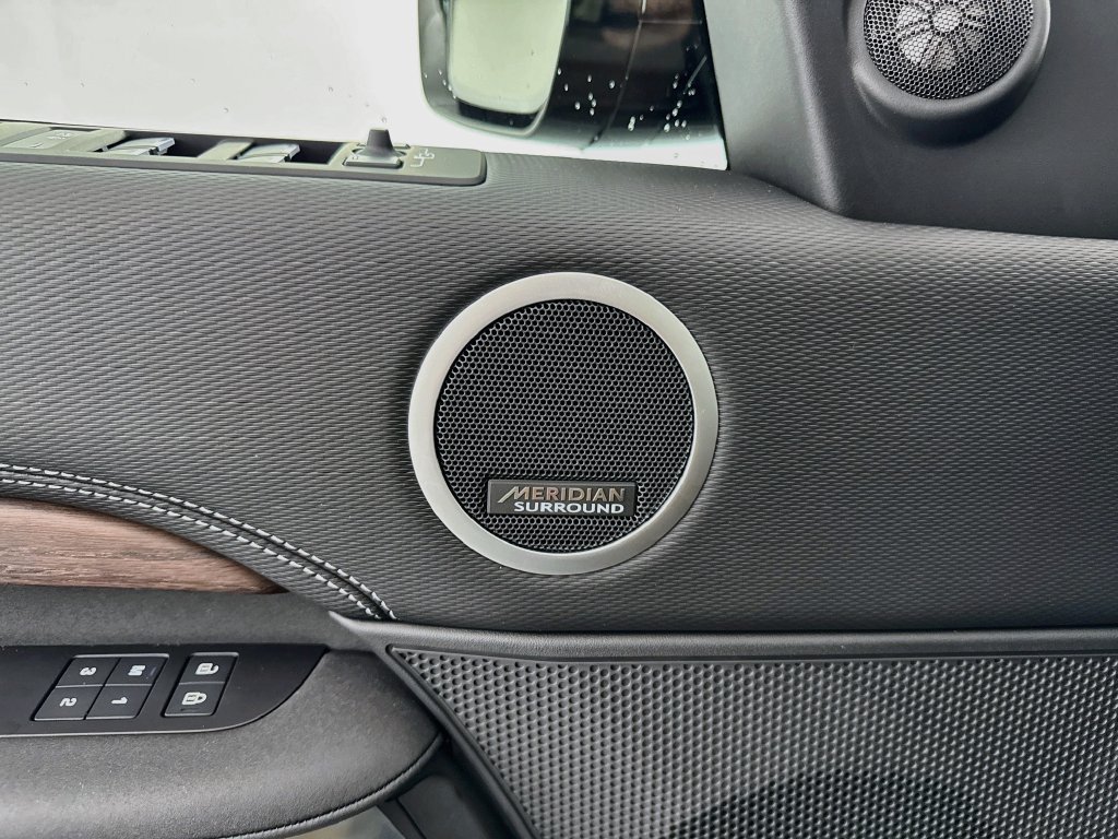 New 2026 Santorini Black Land Rover Dynamic SE image 19