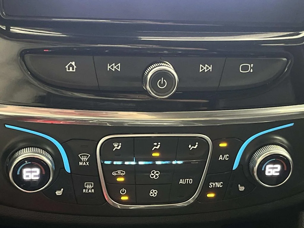 Used 2020 SUMMIT WHITE Chevrolet LT Cloth image 21