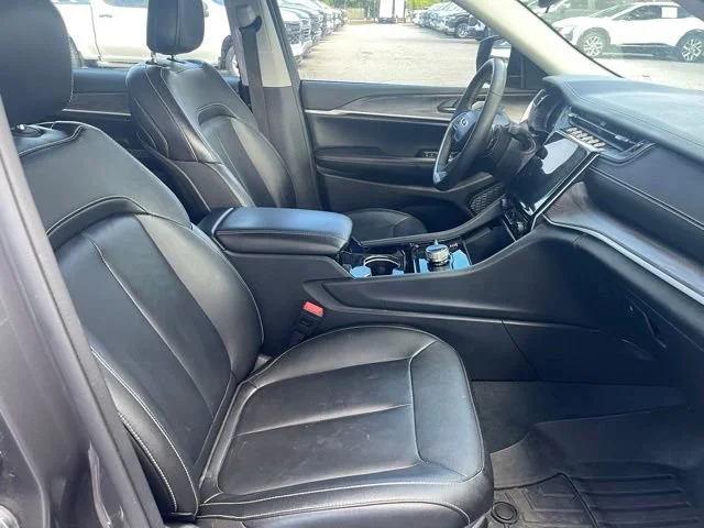 Used 2023  Jeep Limited image 13