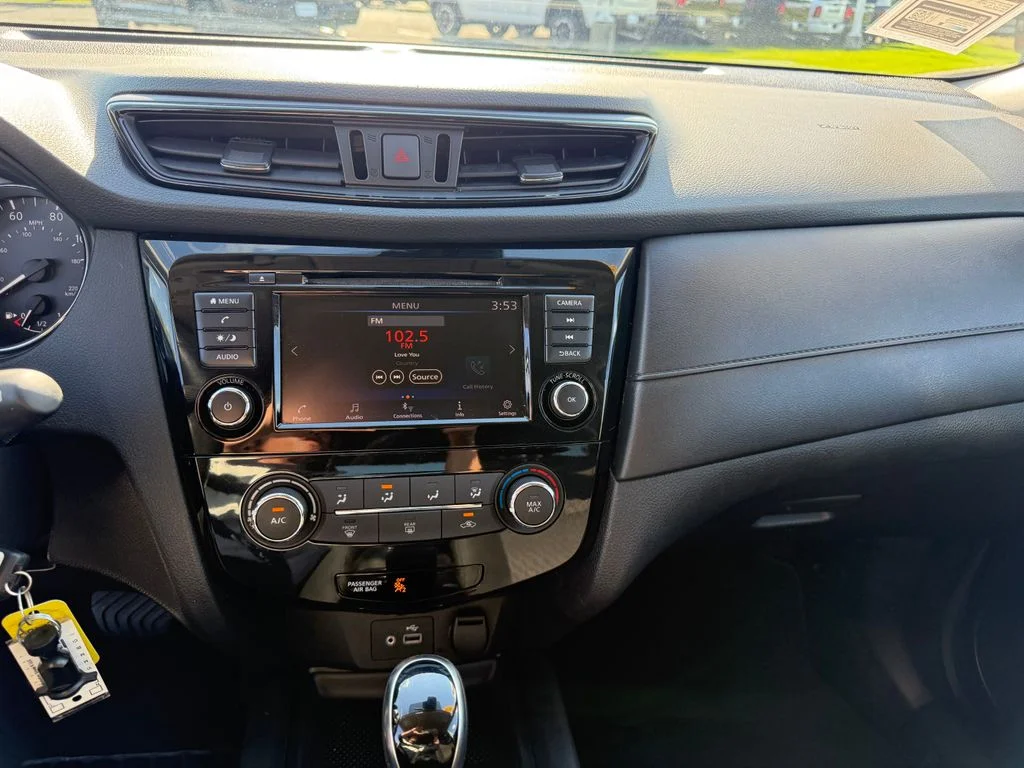 Used 2019 White Nissan S image 12