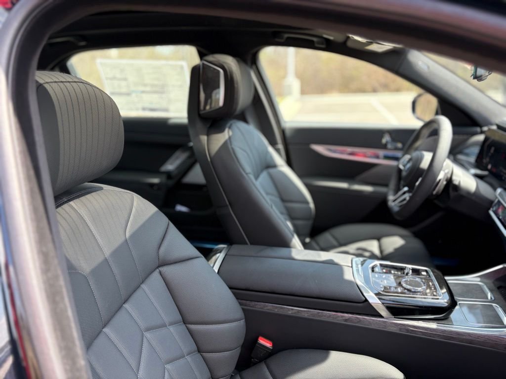 2025 BMW 7 Series 760i - Photo 23