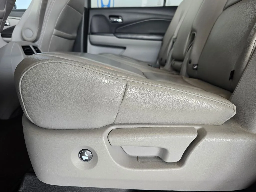 Used 2016 Silver Honda EX-L image 27
