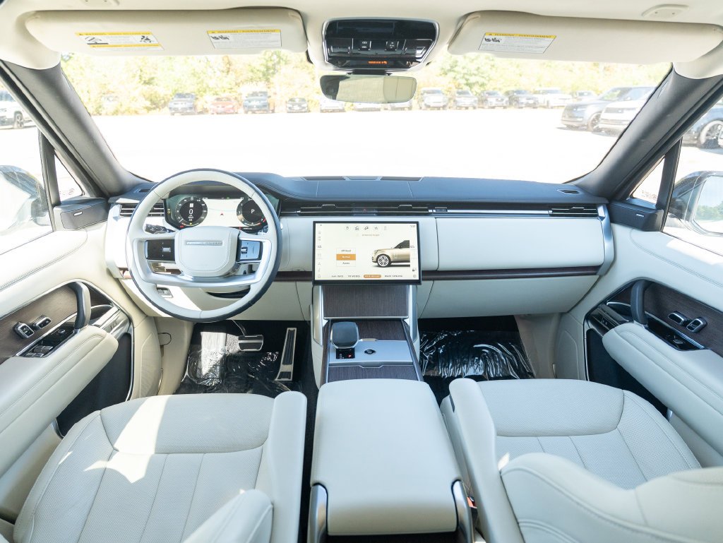 Used 2024 White Land Rover SE image 18