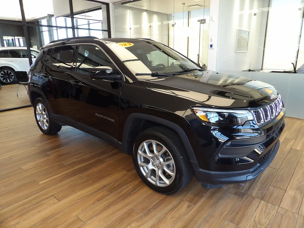 Used 2023 Diamond Black Crystal Pearl Coat Jeep Latitude Lux image 3