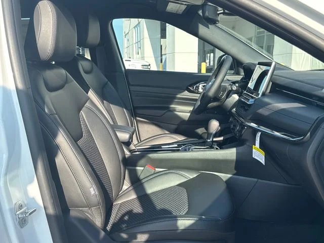 New 2026 White Jeep Latitude image 27