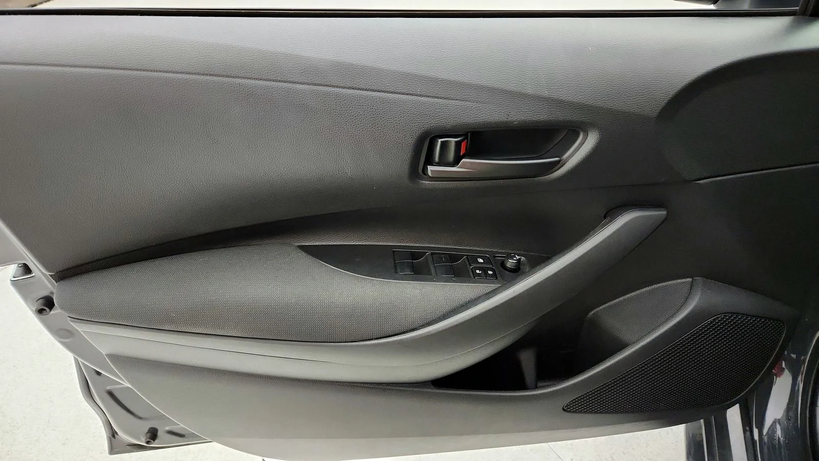 Used 2025  Toyota LE image 33