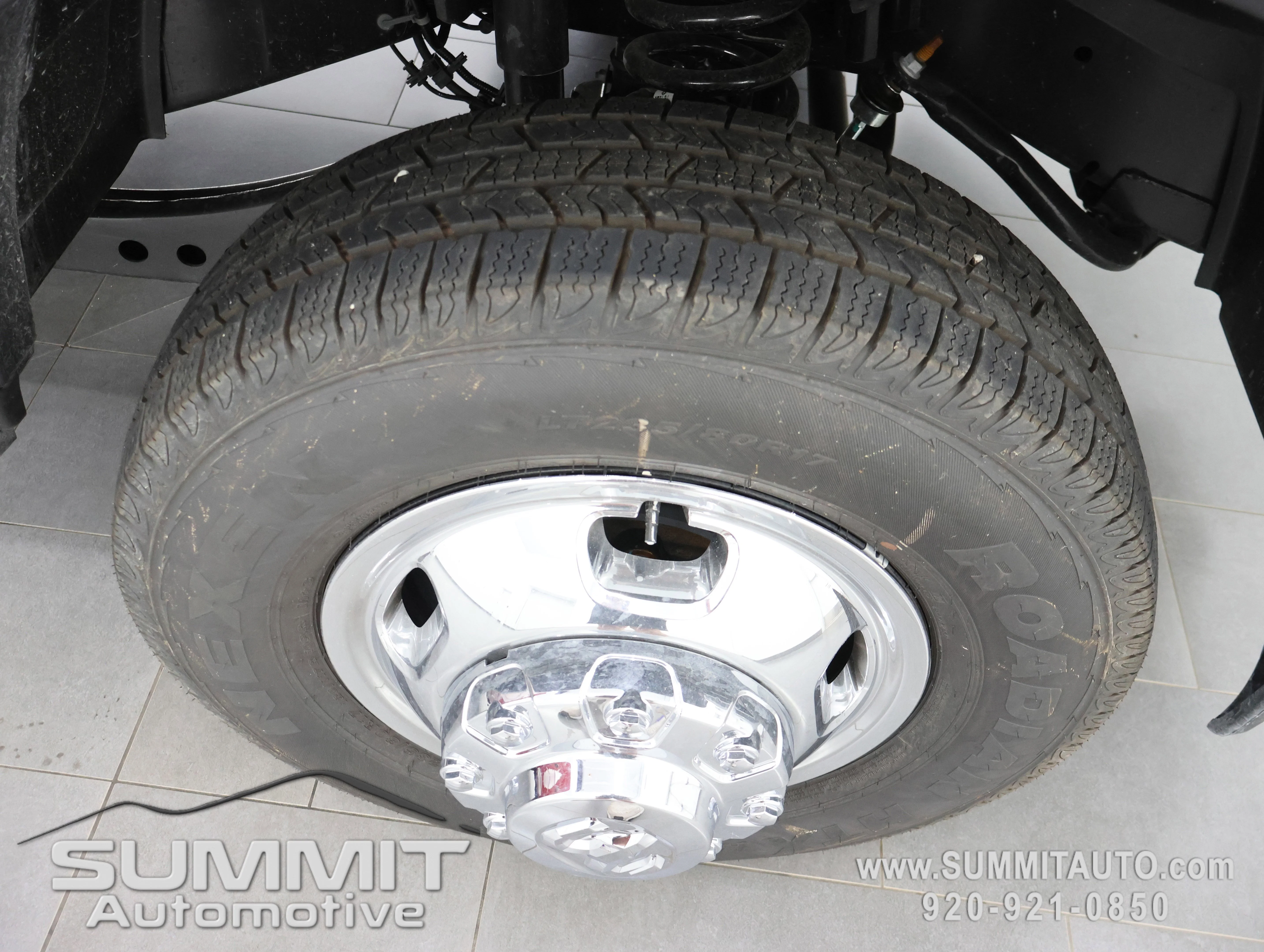 New 2026 Molten Red Pearl-Coat Exterior Paint RAM Tradesman image 3