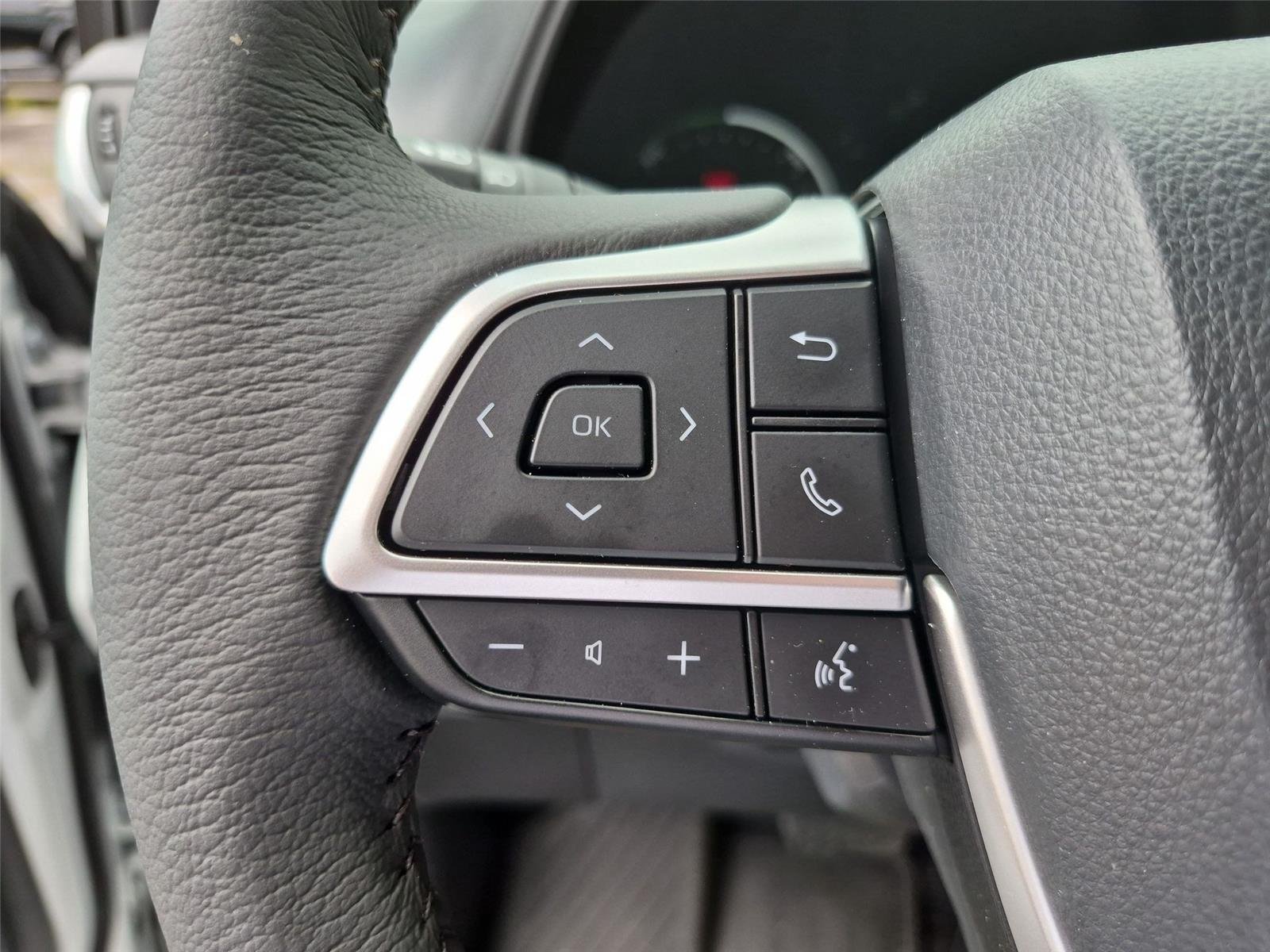 Used 2026 Wind Chill Pearl Toyota XLE image 20