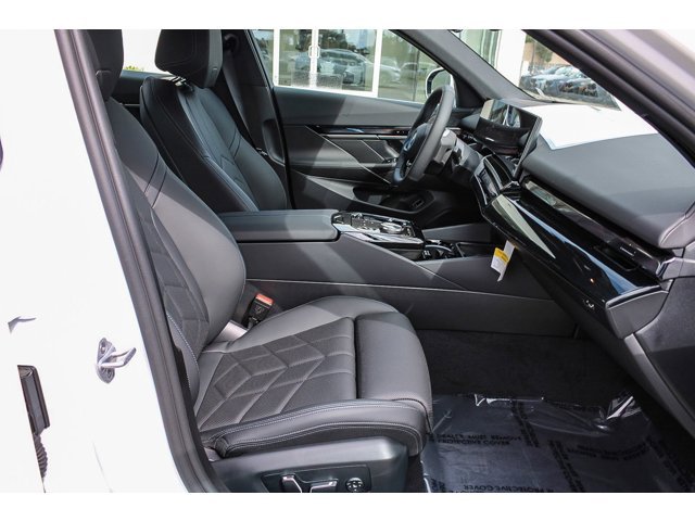 New 2026 Mineral White Metallic BMW eDrive40 image 16
