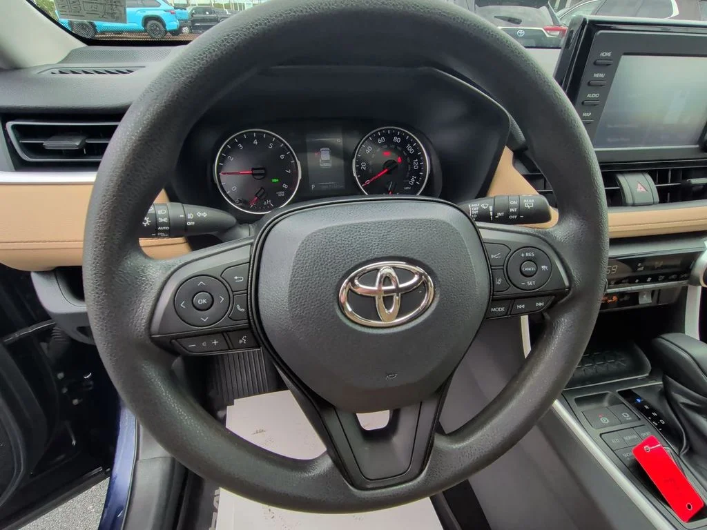 Used 2019  Toyota XLE image 15