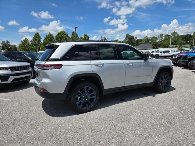 New 2026 Silver Zynith Exterior Paint Jeep 85th Anniversary Edition image 13