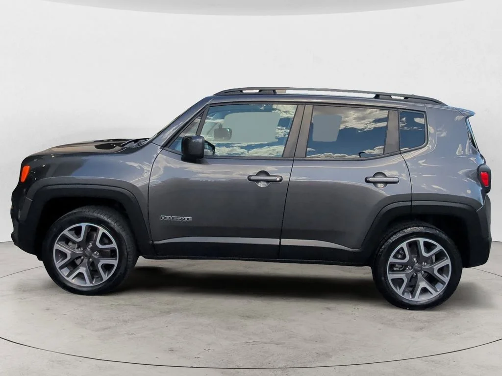 Used 2018 Gray Jeep Latitude image 2